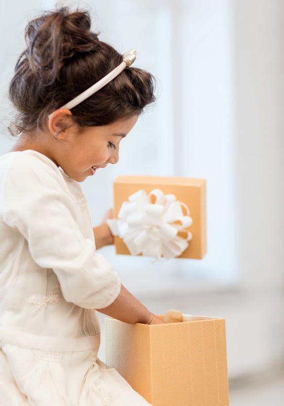 Menina abrindo a caixa UniDuniTê Box